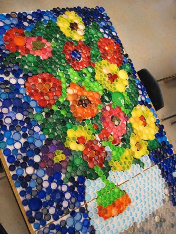Стол из пластиковых крышек