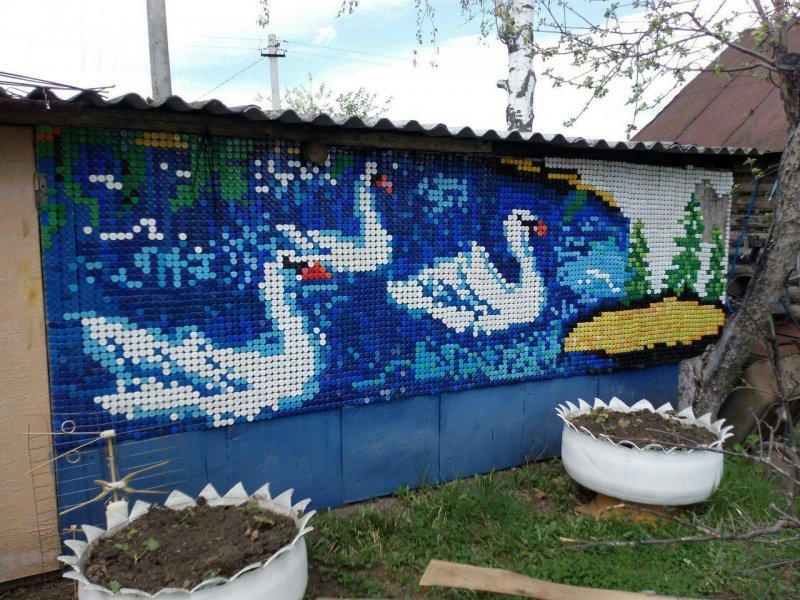 Мозаика из пробок от пластиковых бутылок
