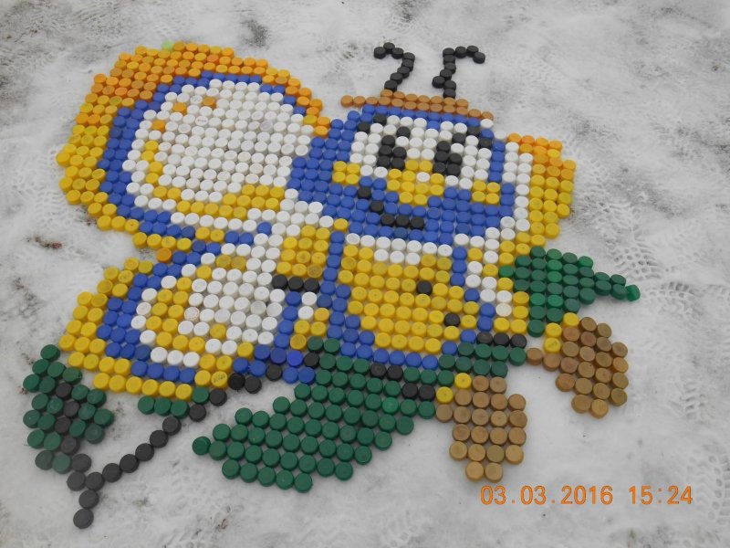 Инсталляция из крышек