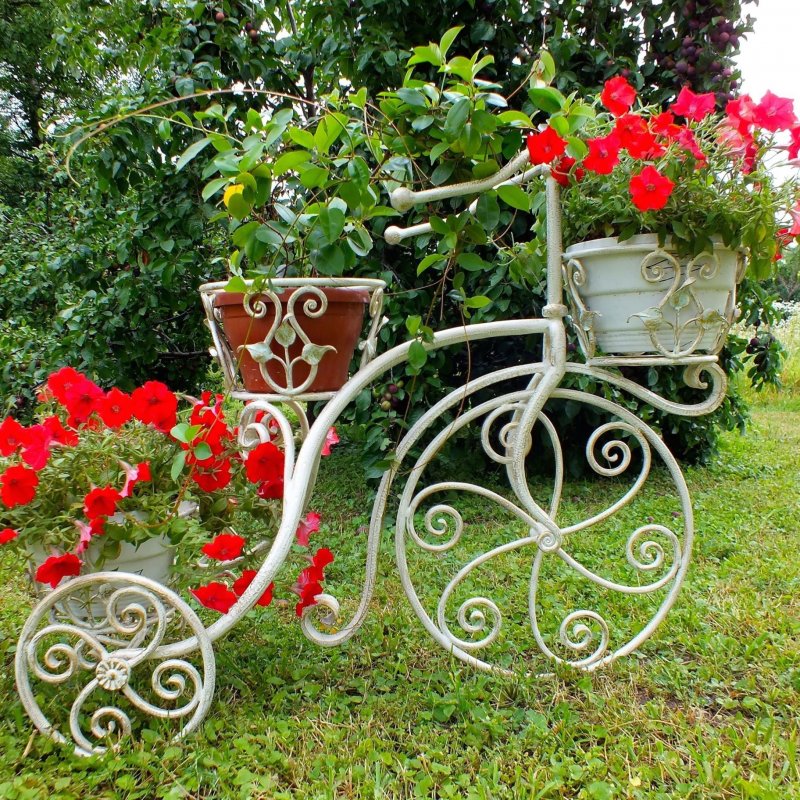Кованые цветники для сада