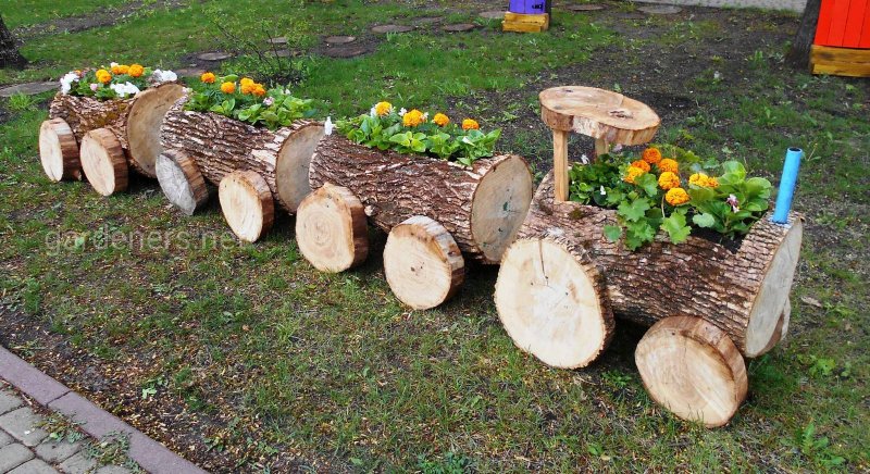 Клумба паровозик из бревен