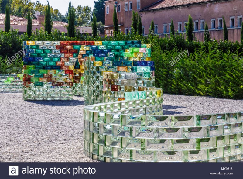 Стеклоблоки в саду
