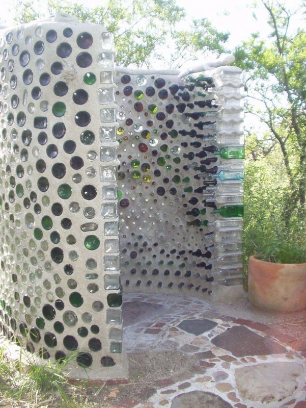 Стена из бутылок
