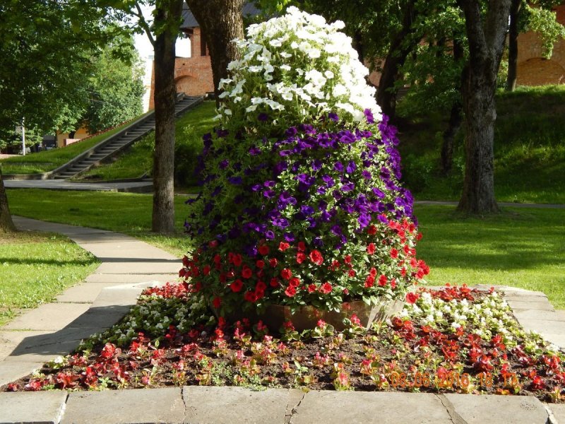 Каскадная клумба
