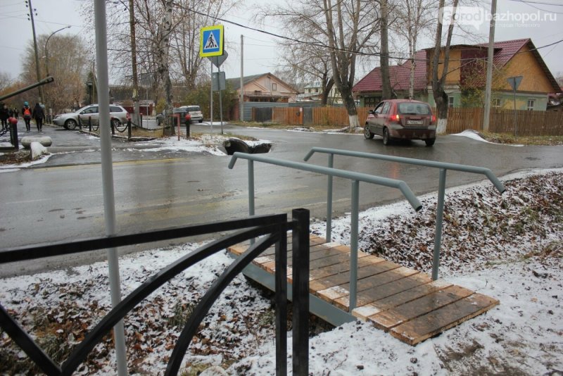 Металлический мост через канаву