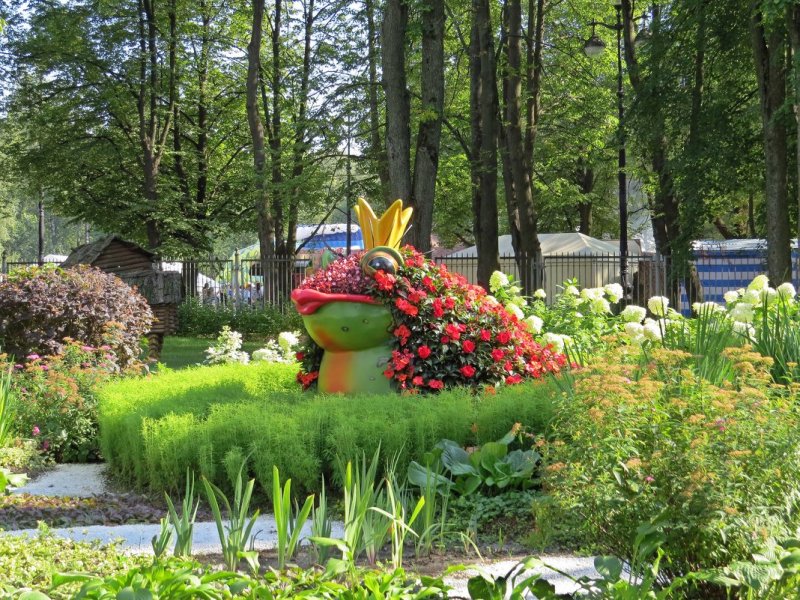 Клумбы с мягкими игрушками (43 фото)