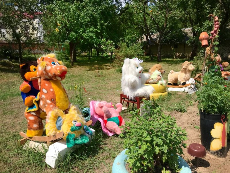 Украшение дворов игрушками
