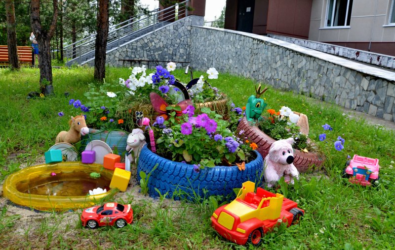 Рыбы в цветнике