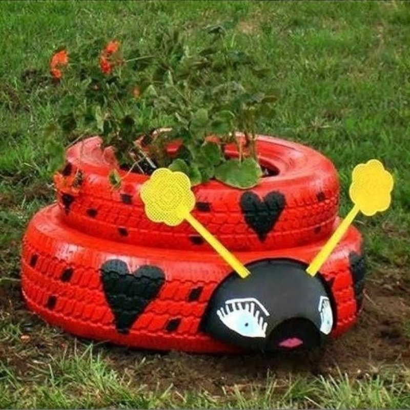 Из колес клумба Божья коровка