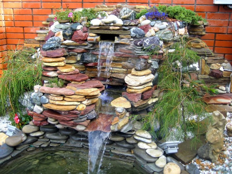Декоративный водопад из камней
