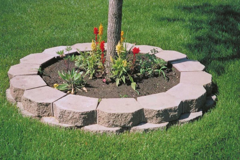 Круглая клумба из кирпича