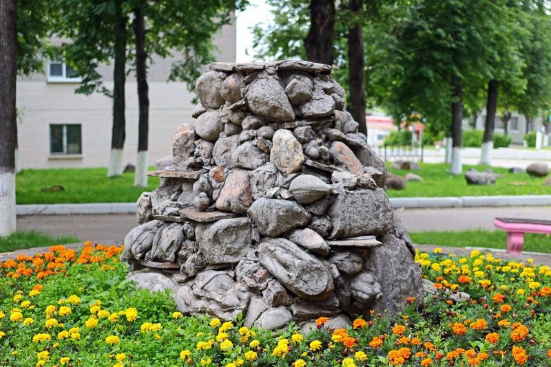 Клумбы из камней с фонтаном