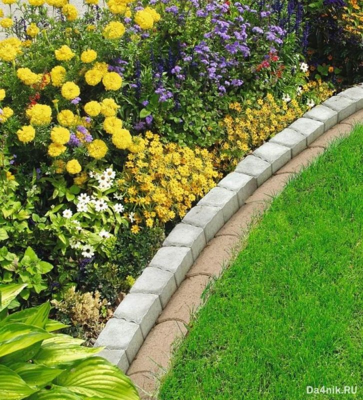 Квадратные клумбы из кирпичей