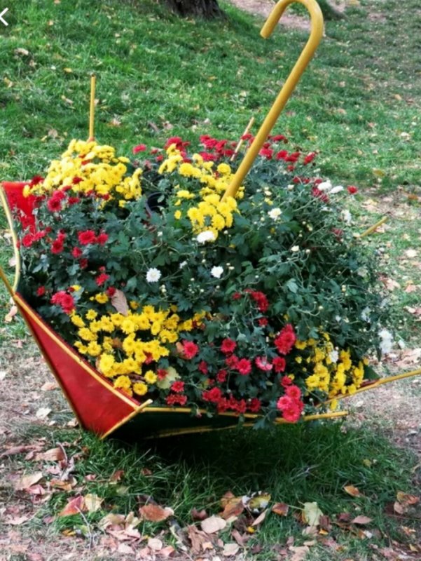 Клумбы из зонтов
