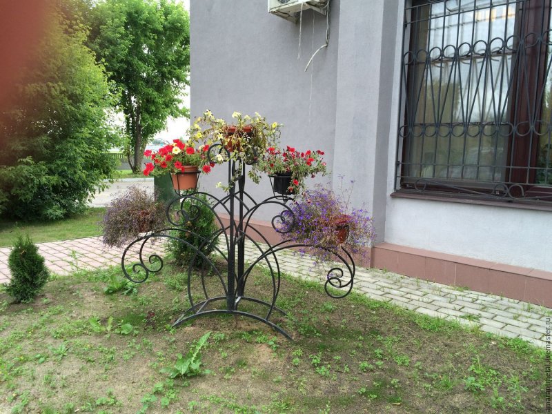 Кованые подставки для цветов для сада