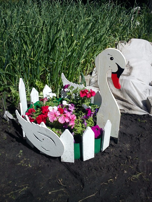 Клумбы с фигурками