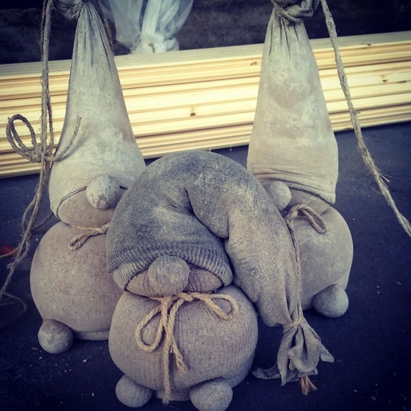 Гном из бетона для сада