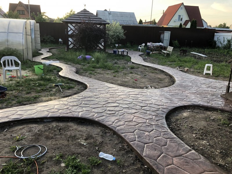 Дорожки из бетона на даче