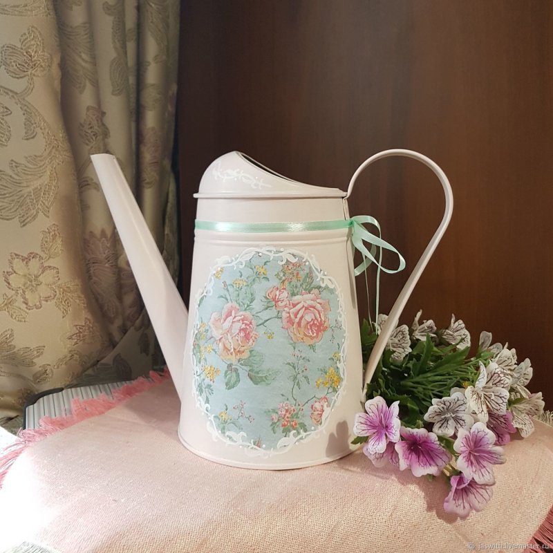 Декор для квартиры из белой лейки