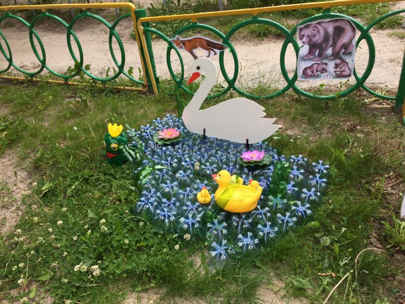 Клумбы в детском саду летом
