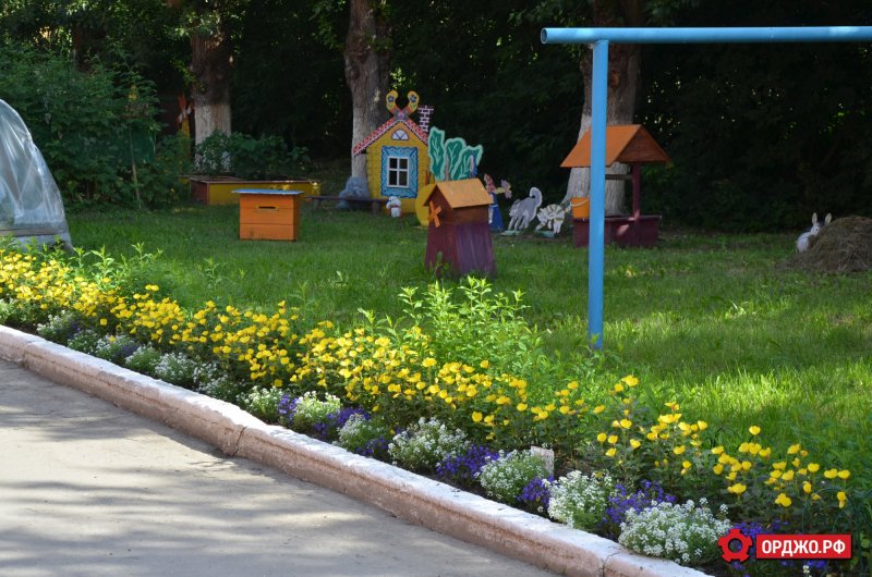 Клумбы в детском саду