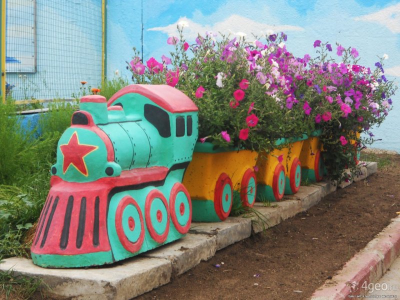 Клумба паровозик