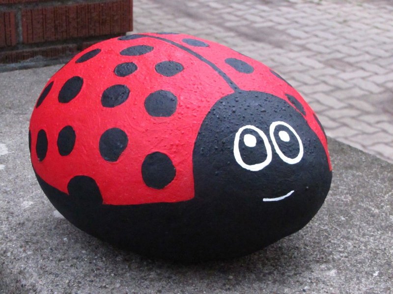 Божьи коровки из камней