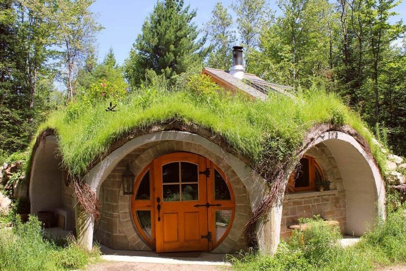 «The Hobbit House» («дом хоббитов»)