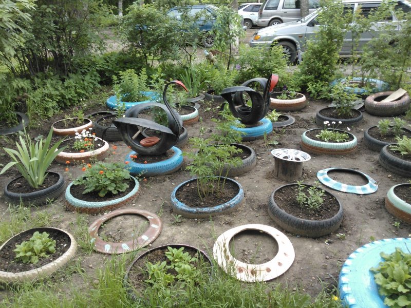 Клумба в колесе