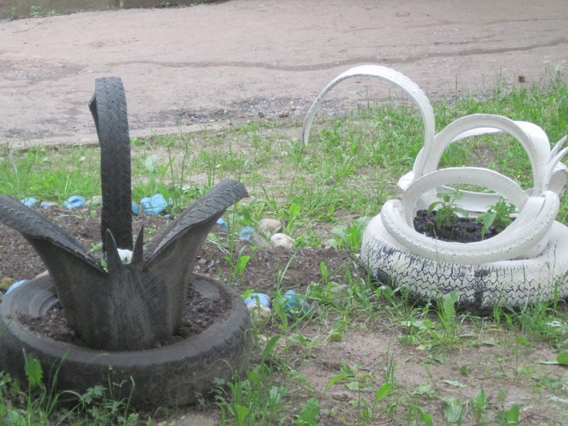 Клумба в шине