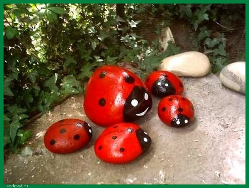 Божьи коровки из камней своими руками