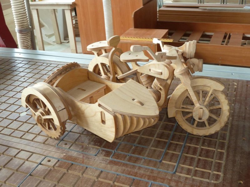 Шкатулка с плоскорельефной резьбой