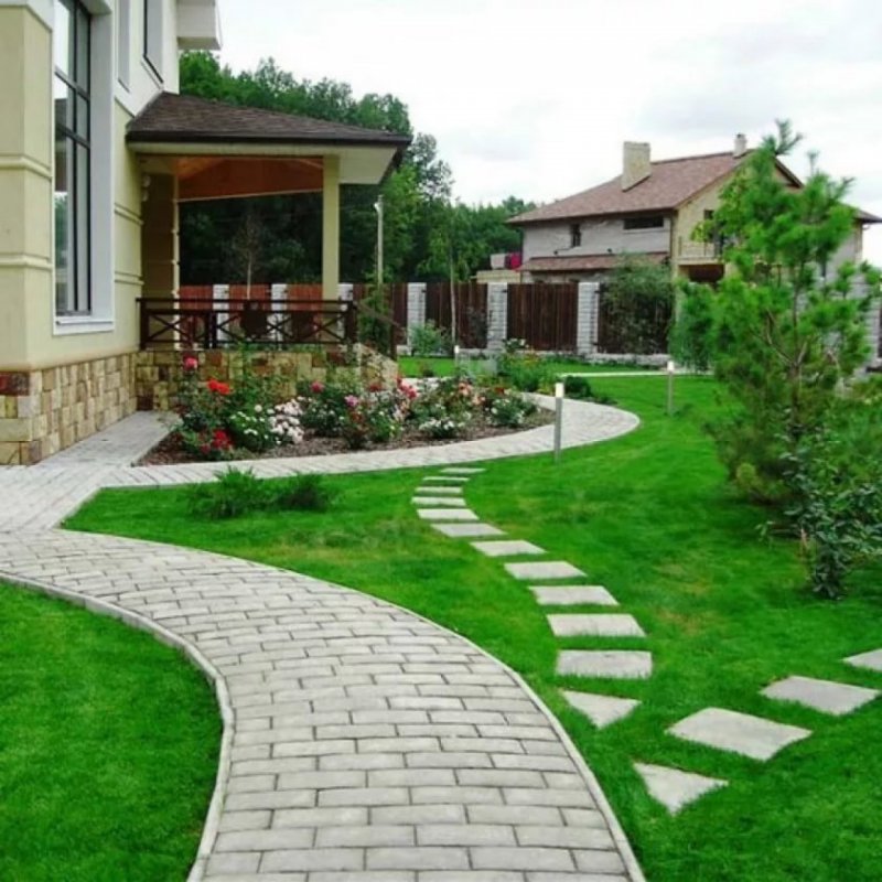 Газоны с брусчаткой в частном доме.
