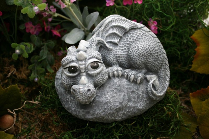 Каменные фигурки для сада