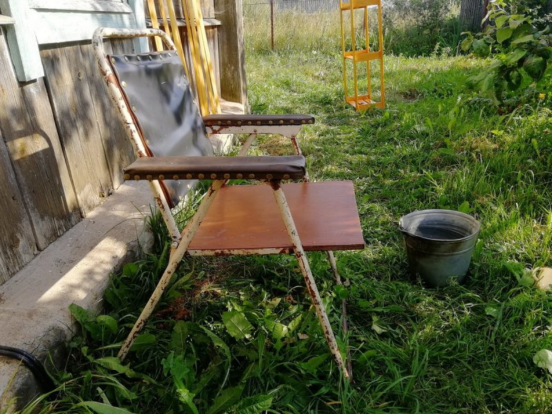 Старый стул на даче