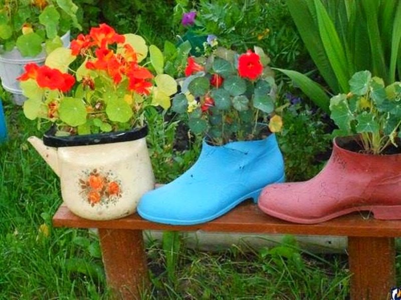 Цветник из резиновых сапог