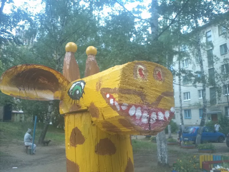 Жираф из шины и бревна