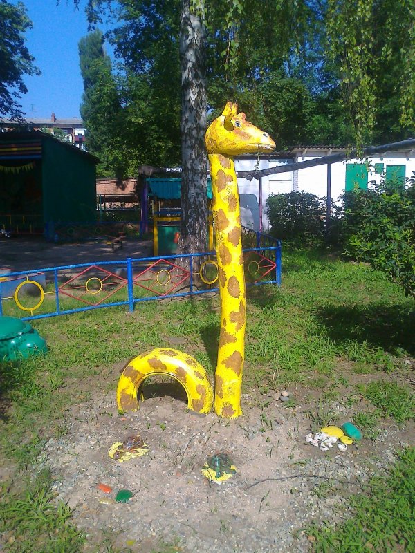 Жираф на участке в детском саду своими