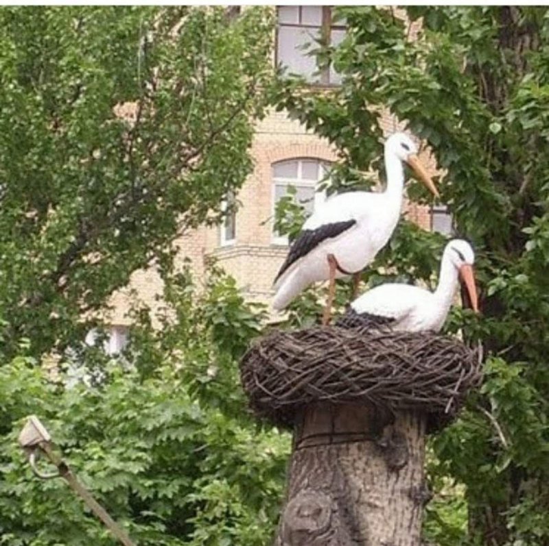 Фигуры аистов в гнезде для дачи