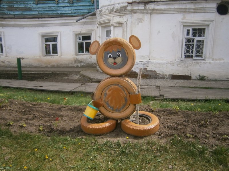 Заяц из шин