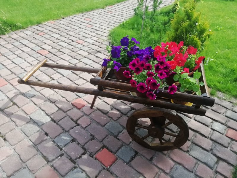 Клумба телега