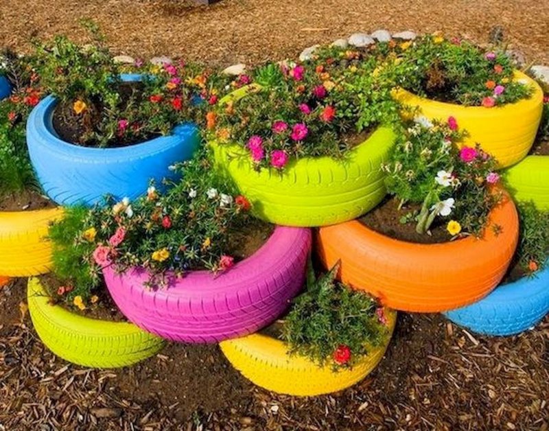 Цветочная клумба из колес