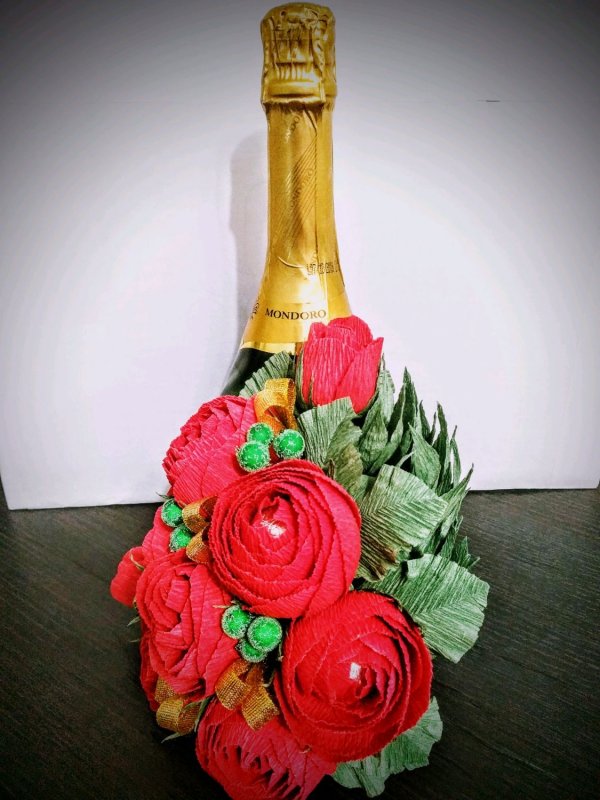 Украшение бутылок цветами