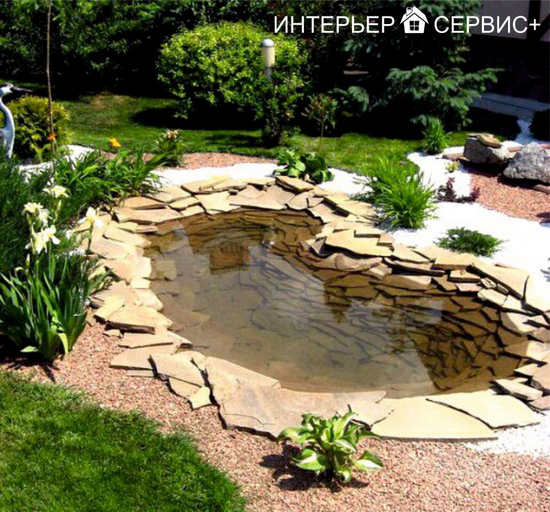 Красивый декоративный водоем