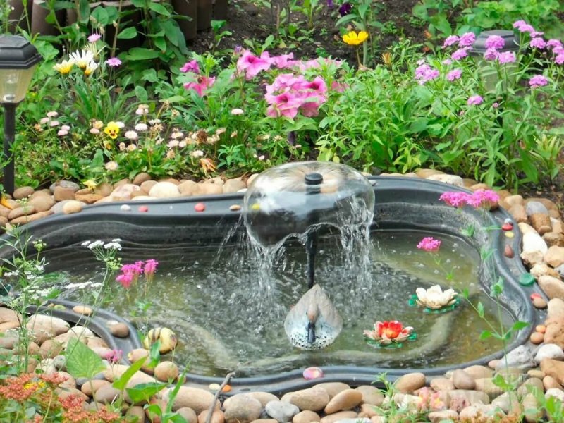 Маленький искусственный водоем на даче