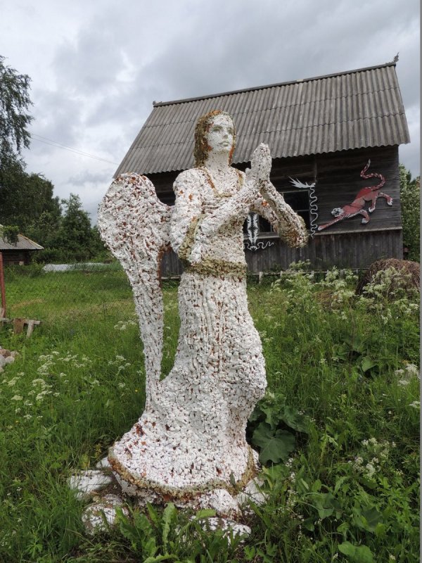 Платье из монтажной пены