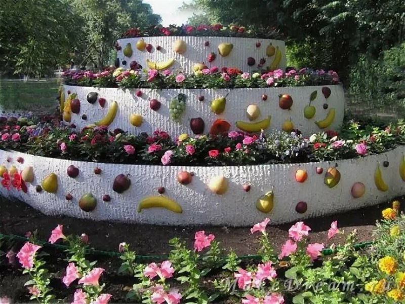 Ярусная клумба из колес