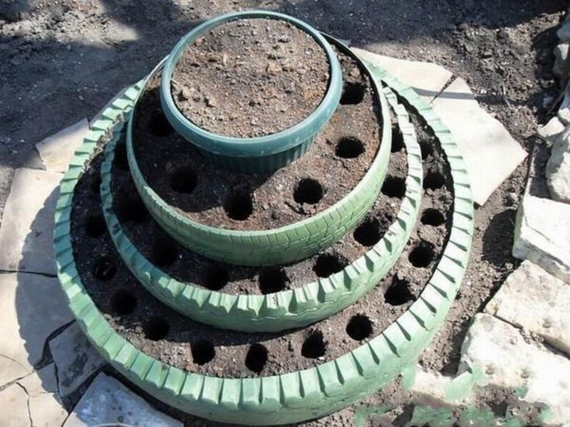 Клумба из покрышек ярусная