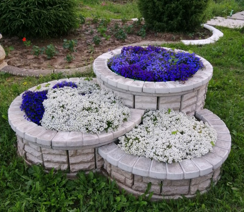 Клумба из белого кирпича