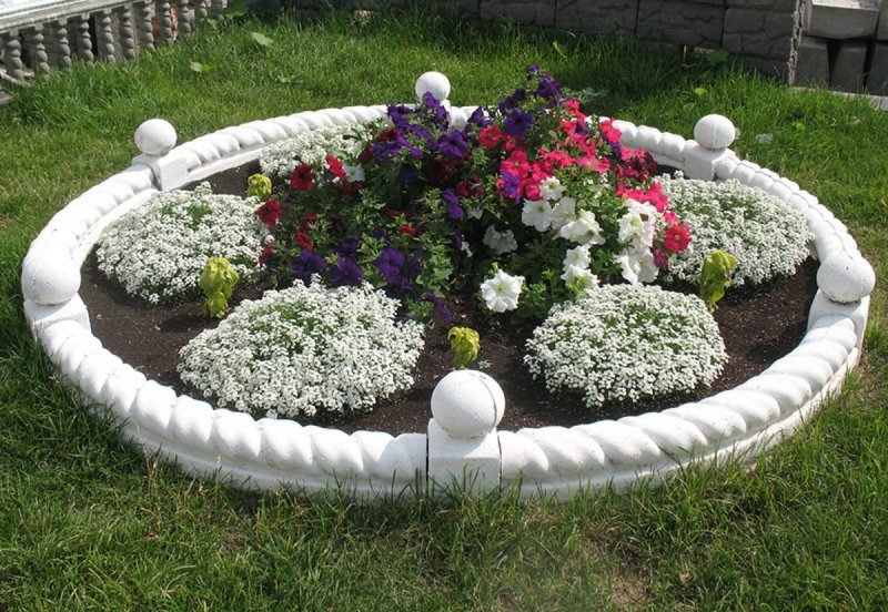 Украсить клумбу камнями